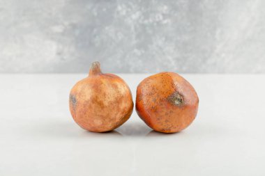 Beyaz arka planda iki egzotik ve lezzetli olgun nar. Yüksek kalite fotoğraf