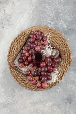 Lezzetli olgun üzümler ve tahta kutuda bir bardak meyve suyu. Yüksek kalite fotoğraf