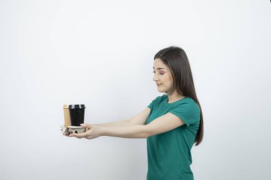 Genç, güzel, esmer kadın elinde renkli bardaklar tutuyor. Yüksek kalite fotoğraf