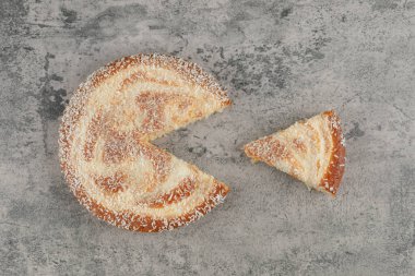 Mermer yüzeyine yerleştirilmiş lezzetli elmalı turta. Yüksek kalite fotoğraf