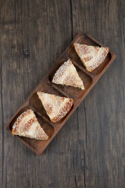 Ahşap zemin üzerinde lezzetli pasta parçaları olan ahşap bir tahta. Yüksek kalite fotoğraf