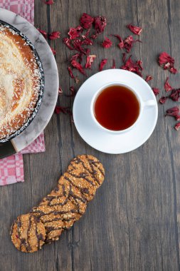Tahta masaya bir fincan siyah çay ile bir tabak lezzetli turta. Yüksek kalite fotoğraf