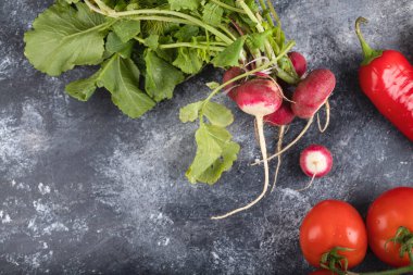 Mermer yüzeyde kırmızı taze domates, kırmızı biber ve turplar. Yüksek kalite fotoğraf