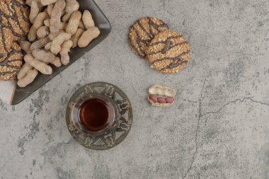 Fıstık ve bir bardak çayla birlikte çekirdekli lezzetli kurabiyeler. Yüksek kalite fotoğraf