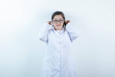 Doktor üniformalı genç bir kız ayakta ve poz veriyor. Yüksek kalite fotoğraf