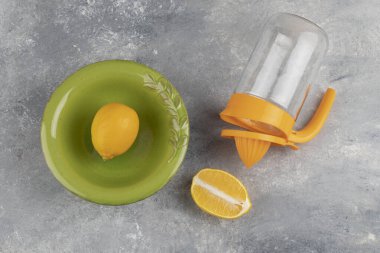 Yeşil bir dilim limon ve mermer zemin üzerinde boş bir cam sürahi. Yüksek kalite fotoğraf