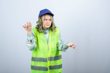 Üniformalı genç bayan mimar iş kalitesi için biriyle kavga ediyor. Yüksek kalite fotoğraf