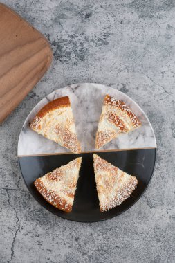 Mermer zemin üzerinde lezzetli kek parçaları olan bir tabak. Yüksek kalite fotoğraf