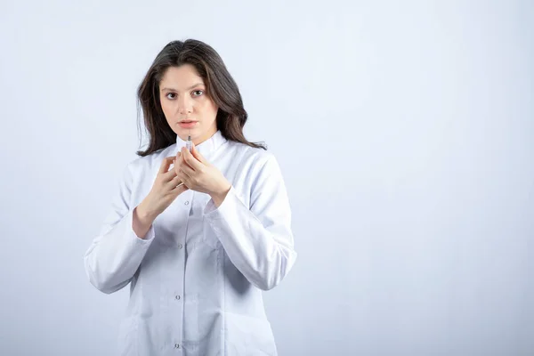 Foto Jovem Médico Com Seringa Sobre Fundo Branco Foto Alta — Fotografia de Stock