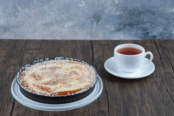 Redondea Delicioso Pastel Con Una Taza Colocada Sobre Fondo Madera —  Fotos de Stock