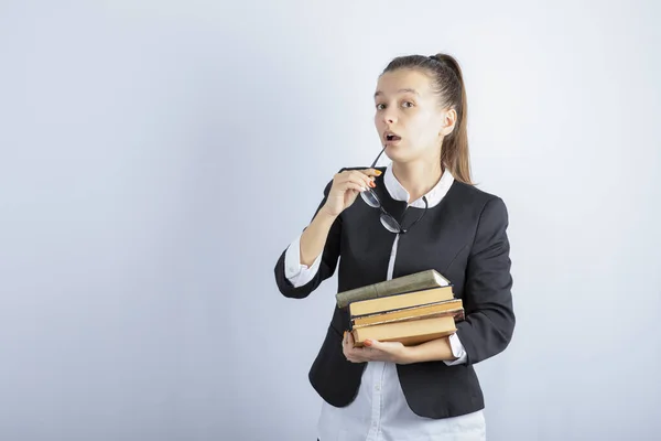 Imagem Estudante Feminina Óculos Posando Com Livros Sobre Fundo Branco — Fotografia de Stock