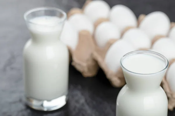 Deux Bouteilles Lait Avec Des Œufs Sur Fond Noir — Photo