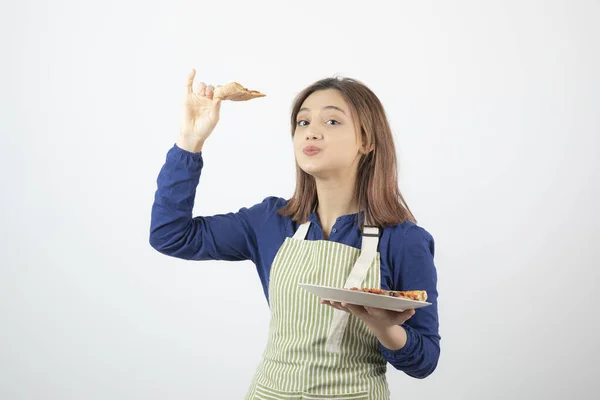 Retrato Cozinheira Jovem Segurando Prato Pizza Deliciosa Foto Alta Qualidade — Fotografia de Stock