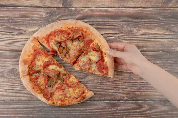 Mano Femminile Che Prende Fetta Pizza Salame Piccante Sul Tavolo — Foto Stock