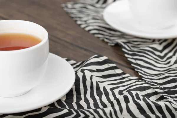 Fehér Csésze Forró Ízletes Tea Kerül Egy Asztalra Kiváló Minőségű — Stock Fotó