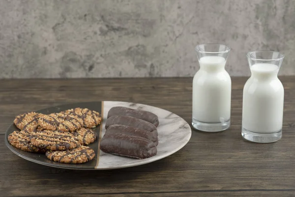 Plate Full Cookies Chocolate Cakes Fresh Milk Wooden Surface High — Fotografia de Stock