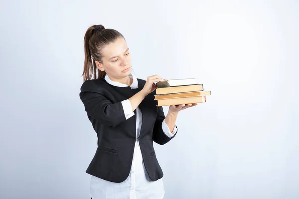 Imagem Jovem Estudante Segurando Livros Sobre Fundo Branco Foto Alta — Fotografia de Stock