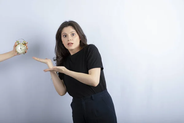 Alguien Mostrando Tarde Hora Chica Que Aún Está Listo Foto —  Fotos de Stock