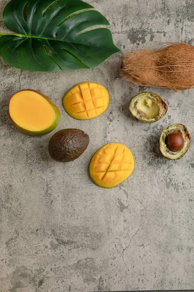 Snijd Tropisch Fruit Mango Kokosnoot Gebroken Avocado Marmeren Oppervlak Hoge — Stockfoto