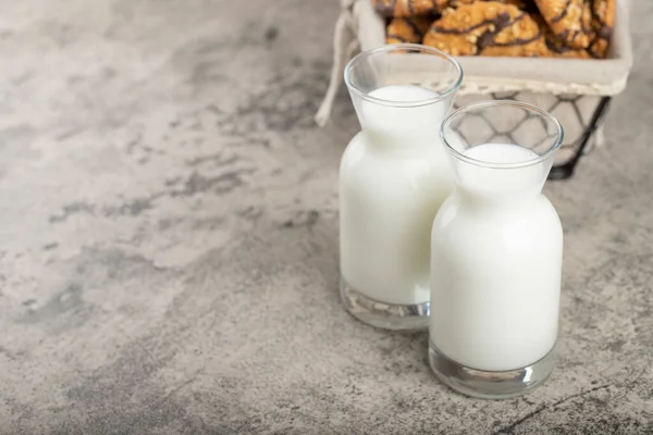 Cesto Vimini Biscotti Farina Avena Con Vetro Latte Fresco Marmo — Foto Stock