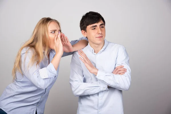 Junge Wütende Frau Schreit Ihren Partner Auf Grauem Hintergrund Hochwertiges — Stockfoto