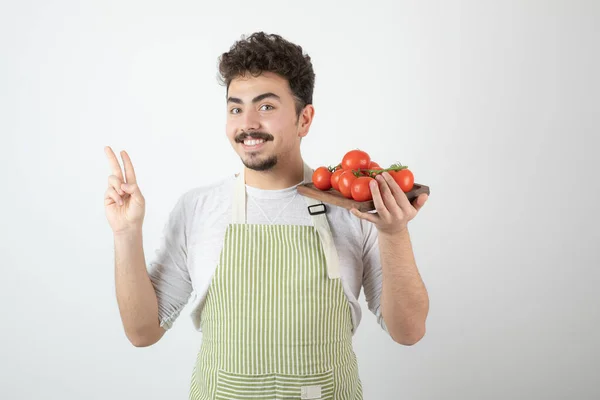 Leende Ung Kille Som Håller Hög Med Röda Tomater Högkvalitativt — Stockfoto