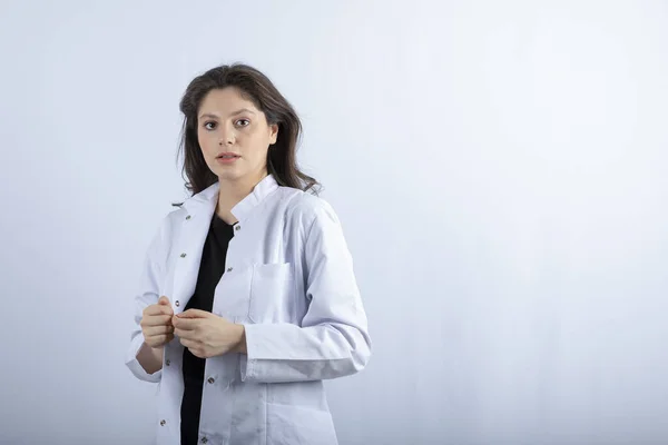 Retrato Jovem Médico Olhando Para Câmera Fundo Branco Foto Alta — Fotografia de Stock