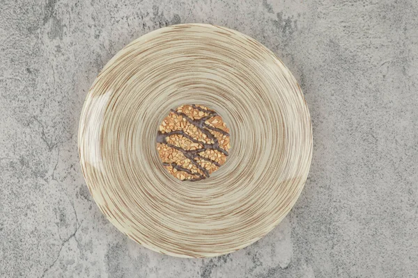 一个燕麦片饼干和巧克力糖浆在一个盘子里的石头背景 高质量的照片 — 图库照片