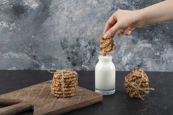 Pilha Biscoitos Frescos Com Leite Fundo Preto Foto Alta Qualidade — Fotografia de Stock