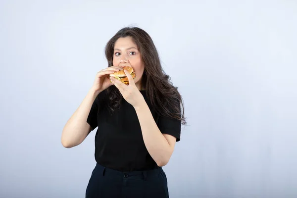 Schöne Junge Frau Die Köstlichen Rindfleisch Burger Isst Foto Hoher — Stockfoto