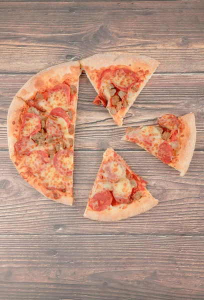 Fette Pizza Calda Deliziosa Tavolo Legno Foto Alta Qualità — Foto Stock