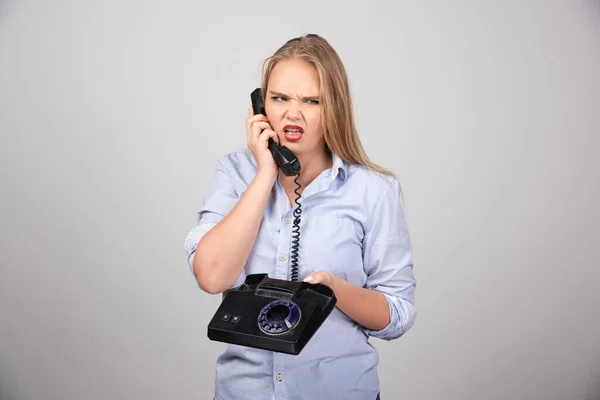 かなりの女性の携帯電話を保持し 孤立した灰色の背景を話す写真 高品質の写真 — ストック写真