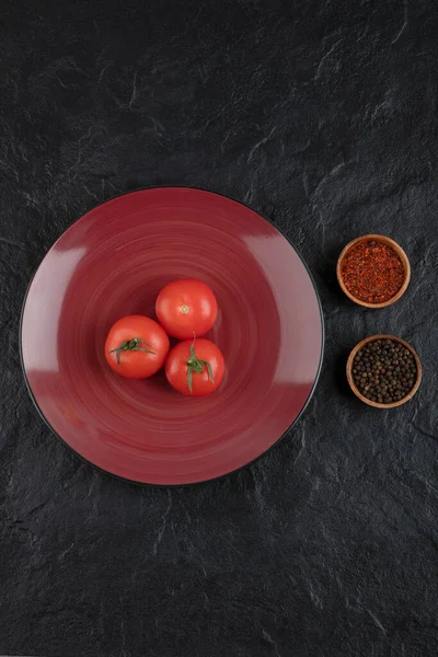 Red Plate Three Fresh Red Tomatoes Peppercorns Pepper Powder Black — Stock Photo, Image