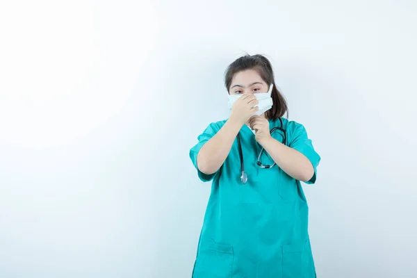 Jonge Vrouwelijke Verpleegster Met Stethoscoop Medisch Gezichtsmasker Hoge Kwaliteit Foto — Stockfoto