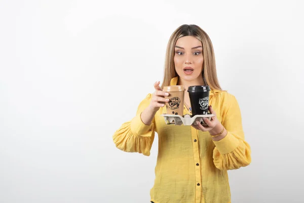 Portrait Jeune Femme Regardant Des Tasses Café Sur Fond Blanc — Photo