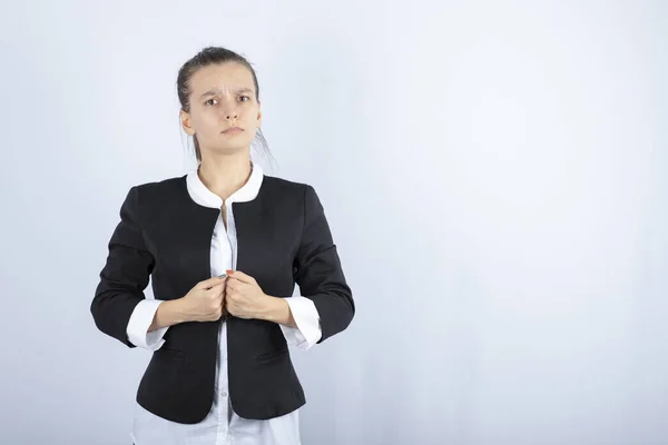 Imagem Jovem Mulher Posando Sobre Fundo Branco Foto Alta Qualidade — Fotografia de Stock