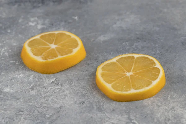 Два Шматки Кислого Лимона Мармуровому Фоні Високоякісна Фотографія — стокове фото