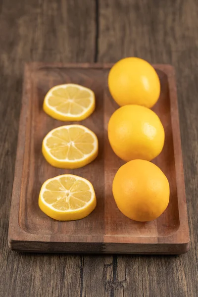 Vertical Photo Fresh Lemons Wooden Tray High Quality Photo — Stock Photo, Image