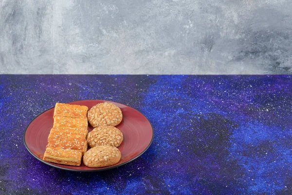一个红色的盘子 有健康的饼干和美味的饼干在银河系的背景 高质量的照片 — 图库照片