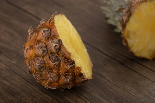 Pyszne Plasterki Świeżego Ananasa Umieszczone Drewnianym Tle Wysokiej Jakości Zdjęcie — Zdjęcie stockowe