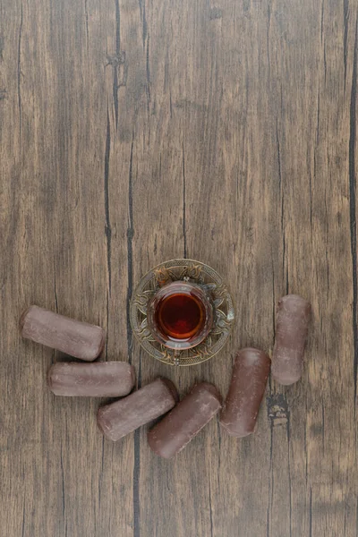 Uma Xícara Chá Quente Saboroso Com Paus Chocolate Uma Mesa — Fotografia de Stock