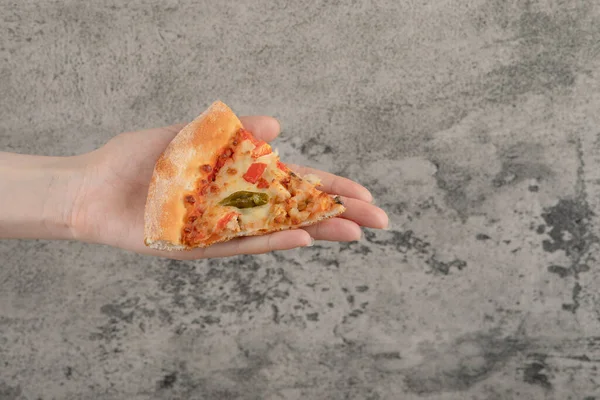 Fetta Pizza Saporita Tenuta Mano Femminile Sfondo Pietra Foto Alta — Foto Stock