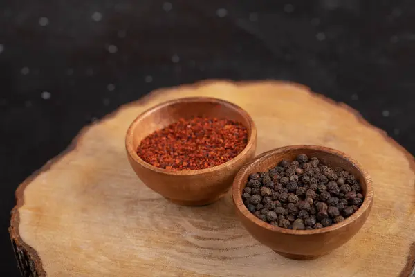 Bowl Van Gemalen Poeder Zwarte Peperkorrels Hout Stuk Hoge Kwaliteit — Stockfoto