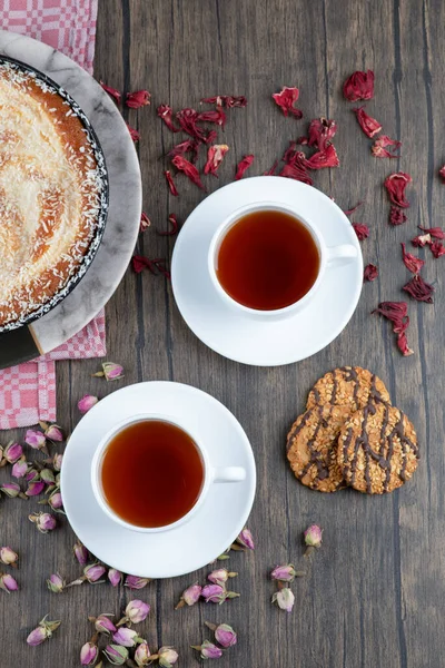 Egy Tál Finom Pite Fekete Teával Egy Asztalon Kiváló Minőségű — Stock Fotó