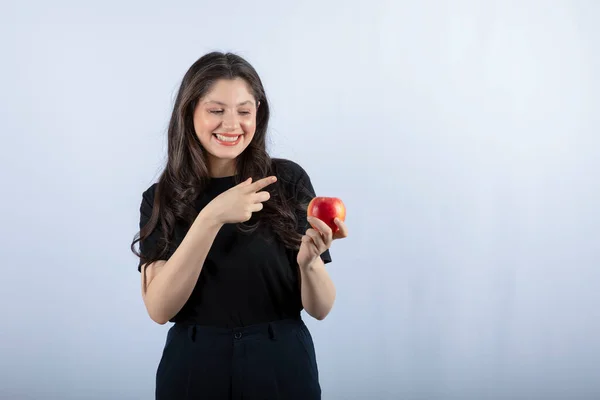 Photo Beautiful Young Woman Black Top Holding Fresh Apple High — Stock Photo, Image