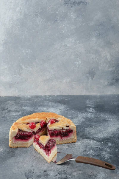 Snijd Smakelijke Cheesecake Met Bessen Geplaatst Marmeren Achtergrond Hoge Kwaliteit — Stockfoto