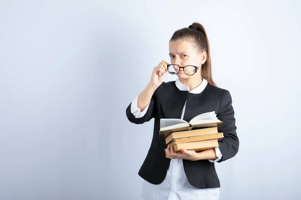 Retrato Estudante Usando Óculos Segurando Livros Sobre Fundo Branco Foto — Fotografia de Stock