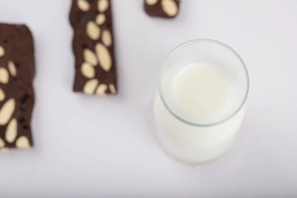 Aufgeschnittener Kuchen Mit Nüssen Und Frischer Kühler Milch Auf Einem — Stockfoto