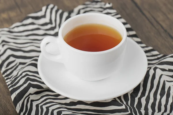 Xícara Branca Chá Saboroso Quente Colocado Uma Mesa Madeira Foto — Fotografia de Stock