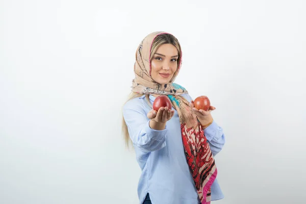 Bild Einer Hübsch Aussehenden Frau Einem Taschentuch Die Rote Äpfel — Stockfoto